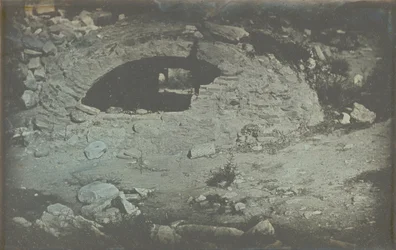 Atene. Tempio di Minerva Poliade (primo piano), (Apertura della cisterna ai piedi dell